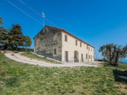 EXCLUSIVE FARMHOUSE TO RENOVATE WITH SEA VIEW in Fermo in the Marche in Italy